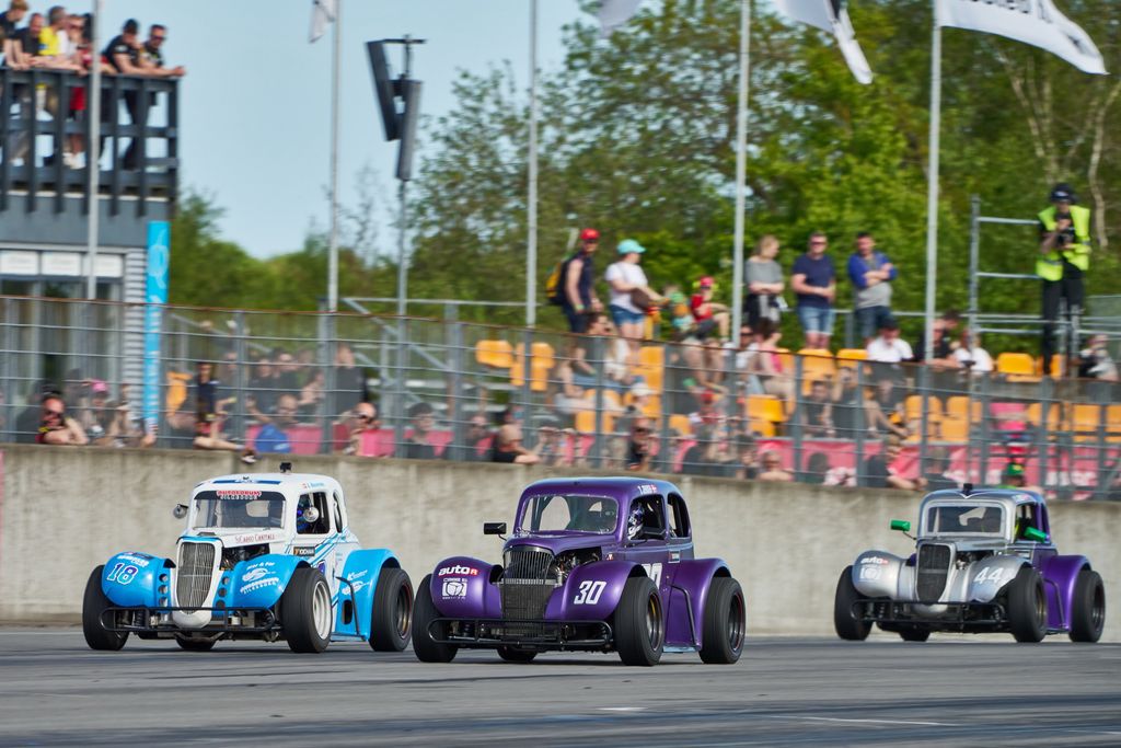 Joachim Lee Holmstoel (18) kørte sig forbi både Theodor Jensen (30) og Kenneth Jensen (44) på vej mod sine tre løbssejre og medlemskabet i Klub 100
(Foto: Stumpphoto)